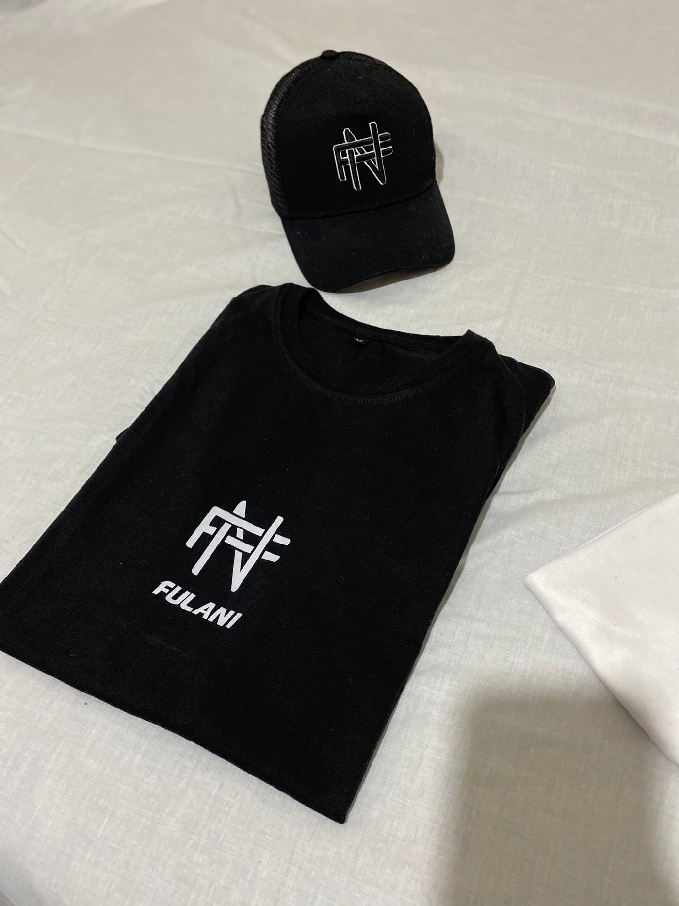 FN LOGO TEE BLACK/WHITE | FN Logo Tee Black/White | Classic T-shirt with Signature Logo | FULANI